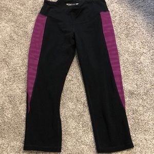 Old Navy cropped leggings with magenta detail